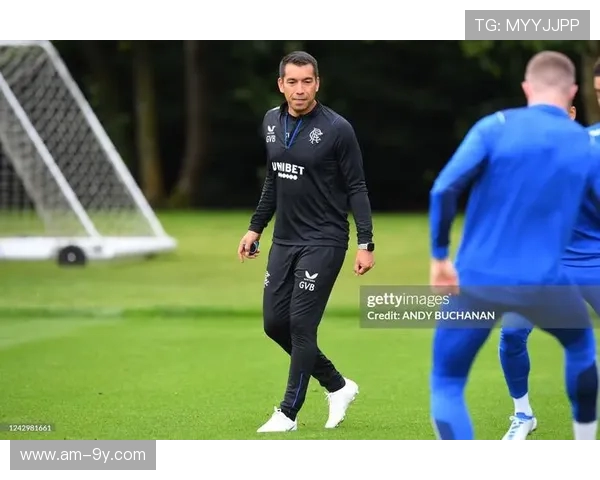 秋冬穿搭新趋势足球风半拉链卫衣打造运动休闲新格调 秋冬穿搭新趋势足球风半拉链卫衣打造运动休闲新格调