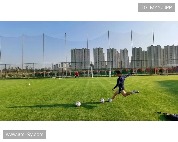 小朋友首次接触足球的快乐与挑战:从踢球到团队合作的成长之路 小朋友首次接触足球的快乐与挑战:从踢球到团队合作的成长之路